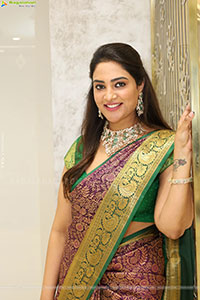 Nirupama poses with Traditional Jewellery, HD Gallery