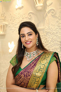 Nirupama poses with Traditional Jewellery, HD Gallery