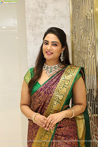 Nirupama poses with Traditional Jewellery, HD Gallery