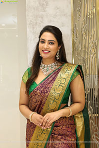 Nirupama poses with Traditional Jewellery, HD Gallery