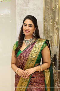 Nirupama poses with Traditional Jewellery, HD Gallery