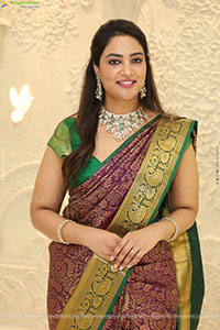 Nirupama poses with Traditional Jewellery, HD Gallery
