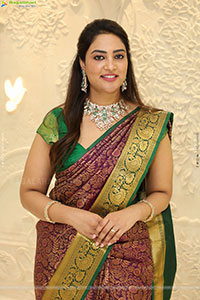 Nirupama poses with Traditional Jewellery, HD Gallery