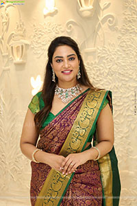Nirupama poses with Traditional Jewellery, HD Gallery