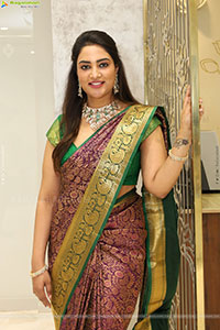 Nirupama poses with Traditional Jewellery, HD Gallery