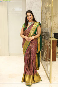 Nirupama poses with Traditional Jewellery, HD Gallery