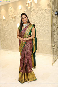 Nirupama poses with Traditional Jewellery, HD Gallery