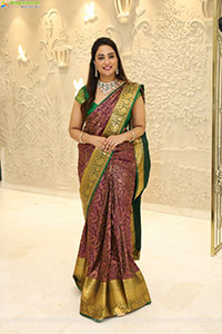 Nirupama poses with Traditional Jewellery, HD Gallery