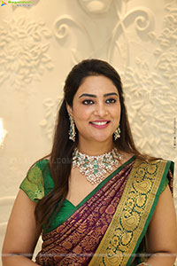 Nirupama poses with Traditional Jewellery, HD Gallery