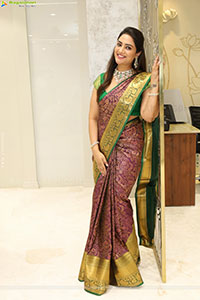 Nirupama poses with Traditional Jewellery, HD Gallery