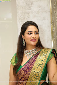 Nirupama poses with Traditional Jewellery, HD Gallery