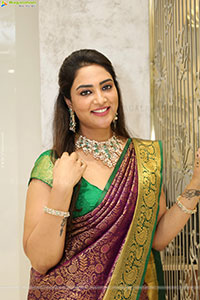 Nirupama poses with Traditional Jewellery, HD Gallery