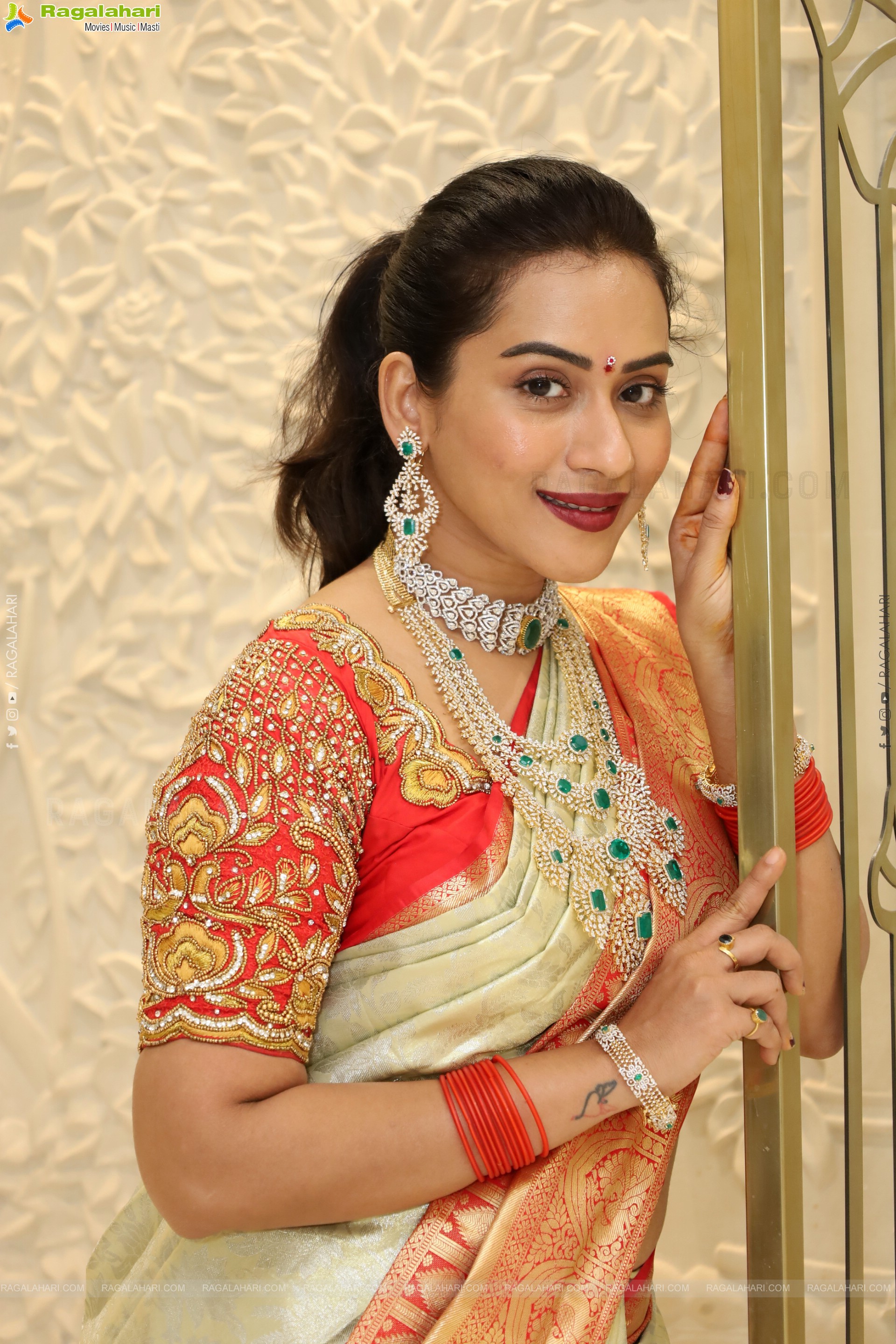 Preethi Singh Poses with Traditional Jewellery, HD Gallery