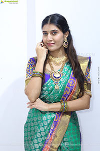 Punam Shail poses with Traditional Jewellery, HD Gallery
