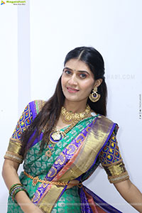 Punam Shail poses with Traditional Jewellery, HD Gallery