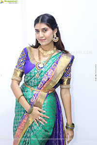 Punam Shail poses with Traditional Jewellery, HD Gallery