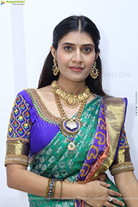 Punam Shail poses with Traditional Jewellery, HD Gallery