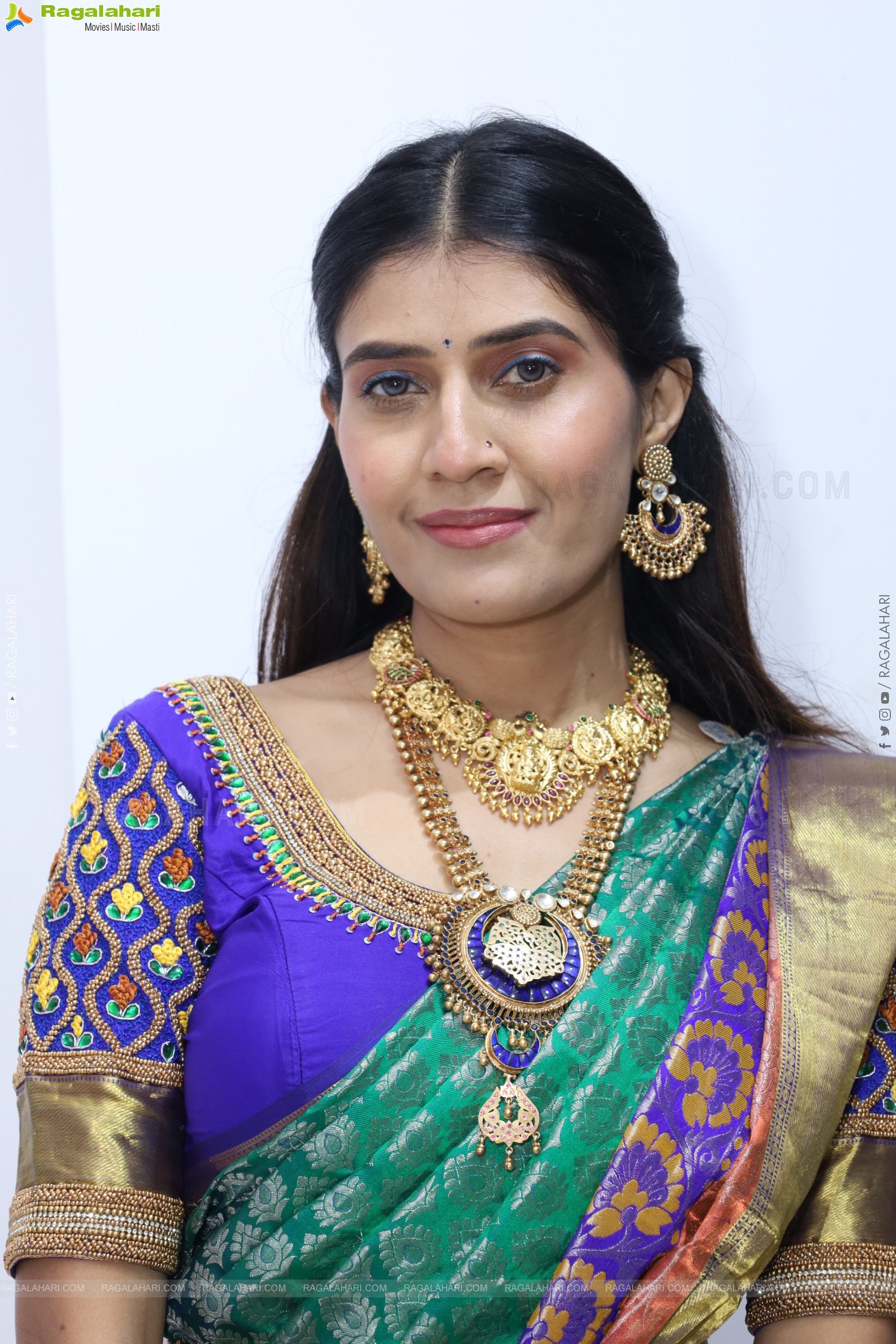 Punam Shail poses with Traditional Jewellery, HD Gallery