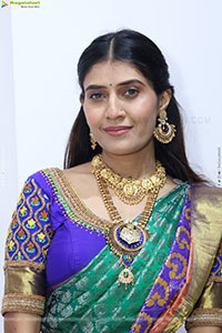Punam Shail poses with Traditional Jewellery, HD Gallery