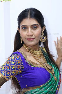 Punam Shail poses with Traditional Jewellery, HD Gallery