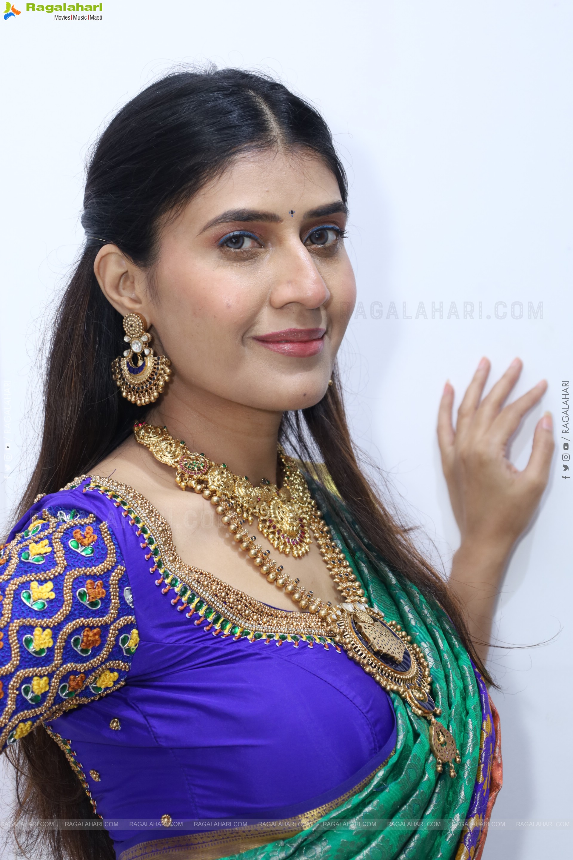 Punam Shail poses with Traditional Jewellery, HD Gallery