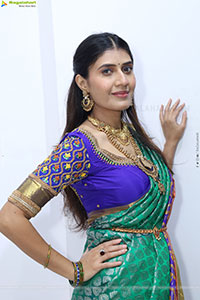 Punam Shail poses with Traditional Jewellery, HD Gallery