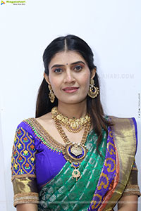 Punam Shail poses with Traditional Jewellery, HD Gallery