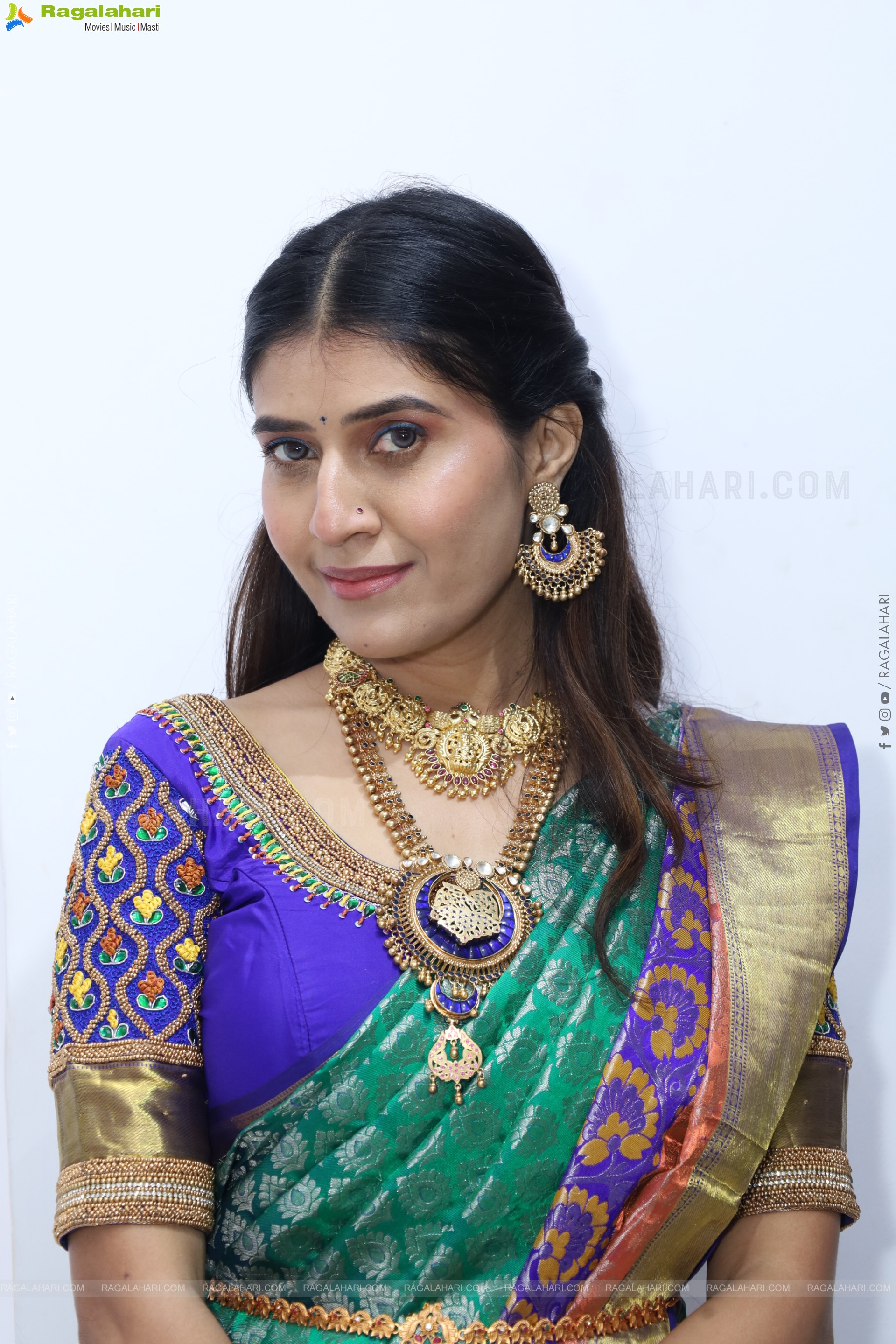 Punam Shail poses with Traditional Jewellery, HD Gallery