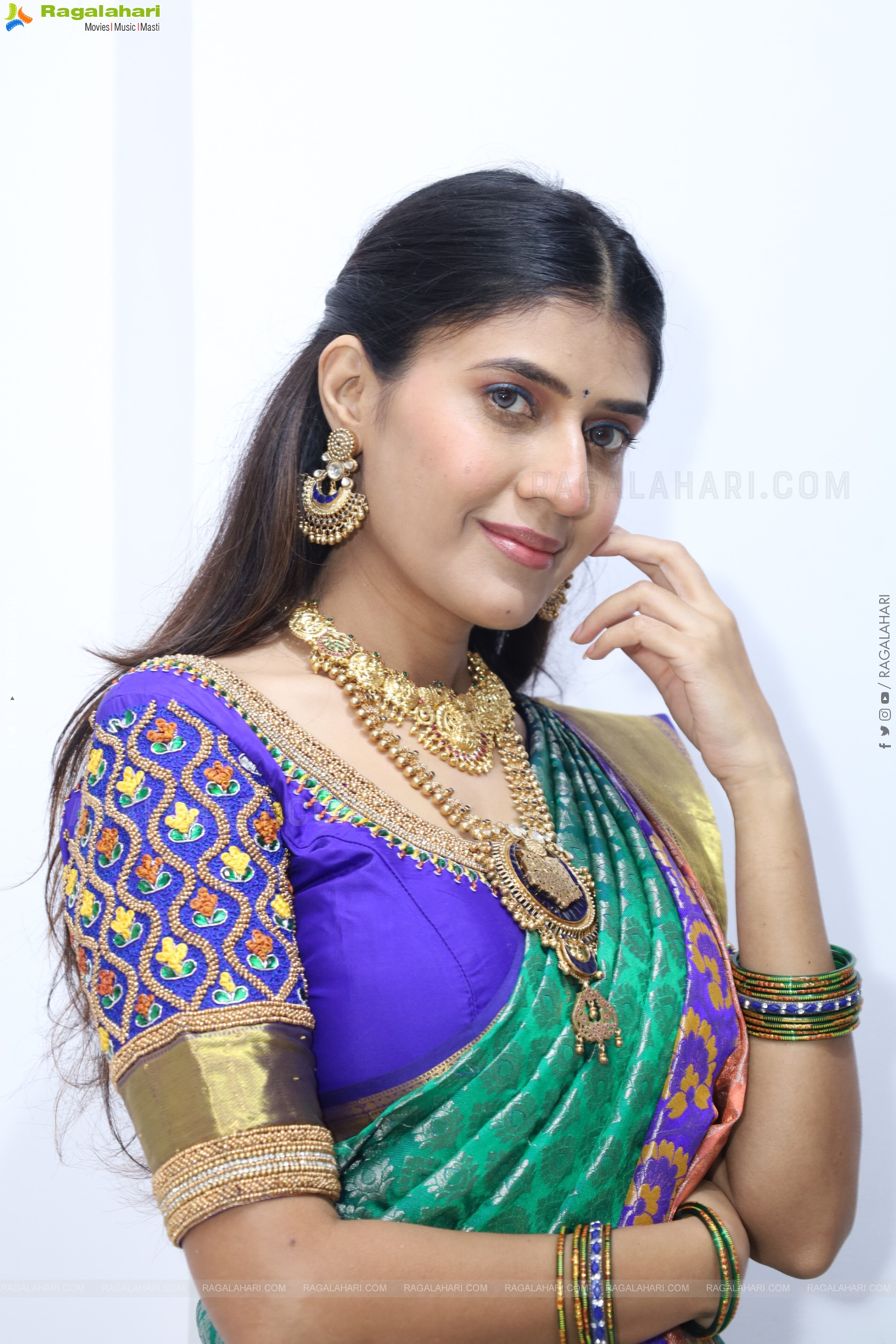 Punam Shail poses with Traditional Jewellery, HD Gallery