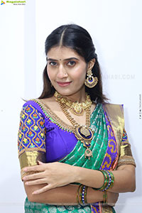 Punam Shail poses with Traditional Jewellery, HD Gallery