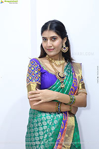 Punam Shail poses with Traditional Jewellery, HD Gallery