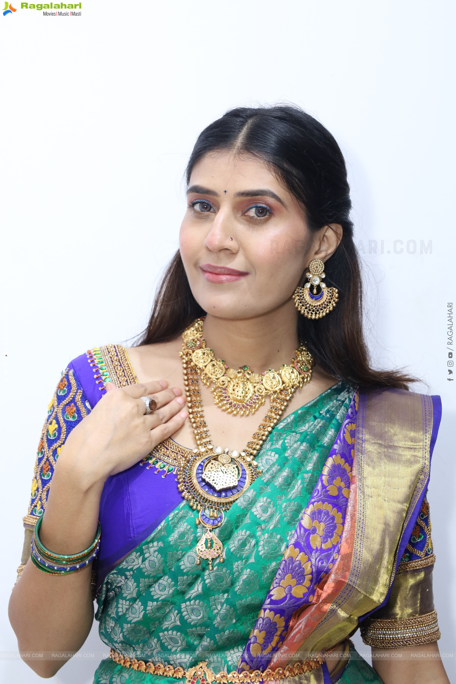 Punam Shail poses with Traditional Jewellery, HD Gallery