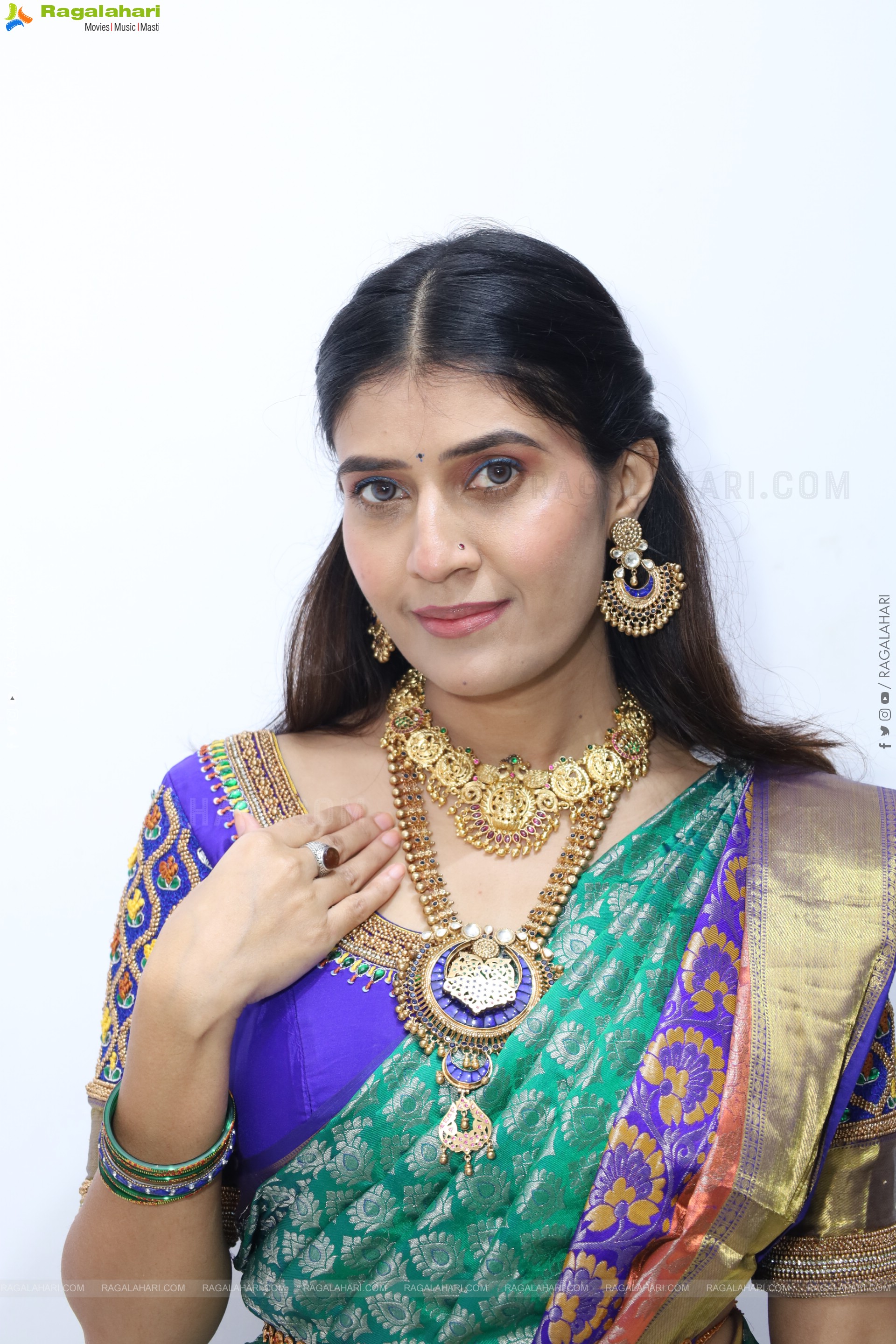 Punam Shail poses with Traditional Jewellery, HD Gallery