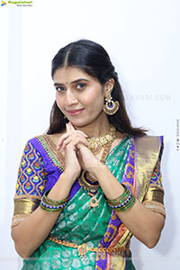 Punam Shail poses with Traditional Jewellery, HD Gallery