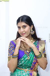 Punam Shail poses with Traditional Jewellery, HD Gallery