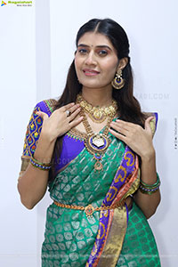 Punam Shail poses with Traditional Jewellery, HD Gallery