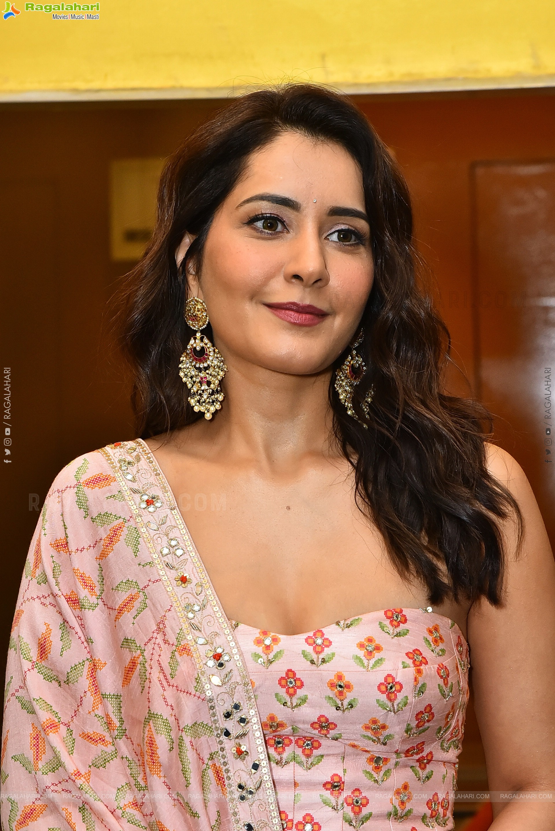 Raashi Khanna at Telusu Kada Trailer Launch Event, HD Gallery