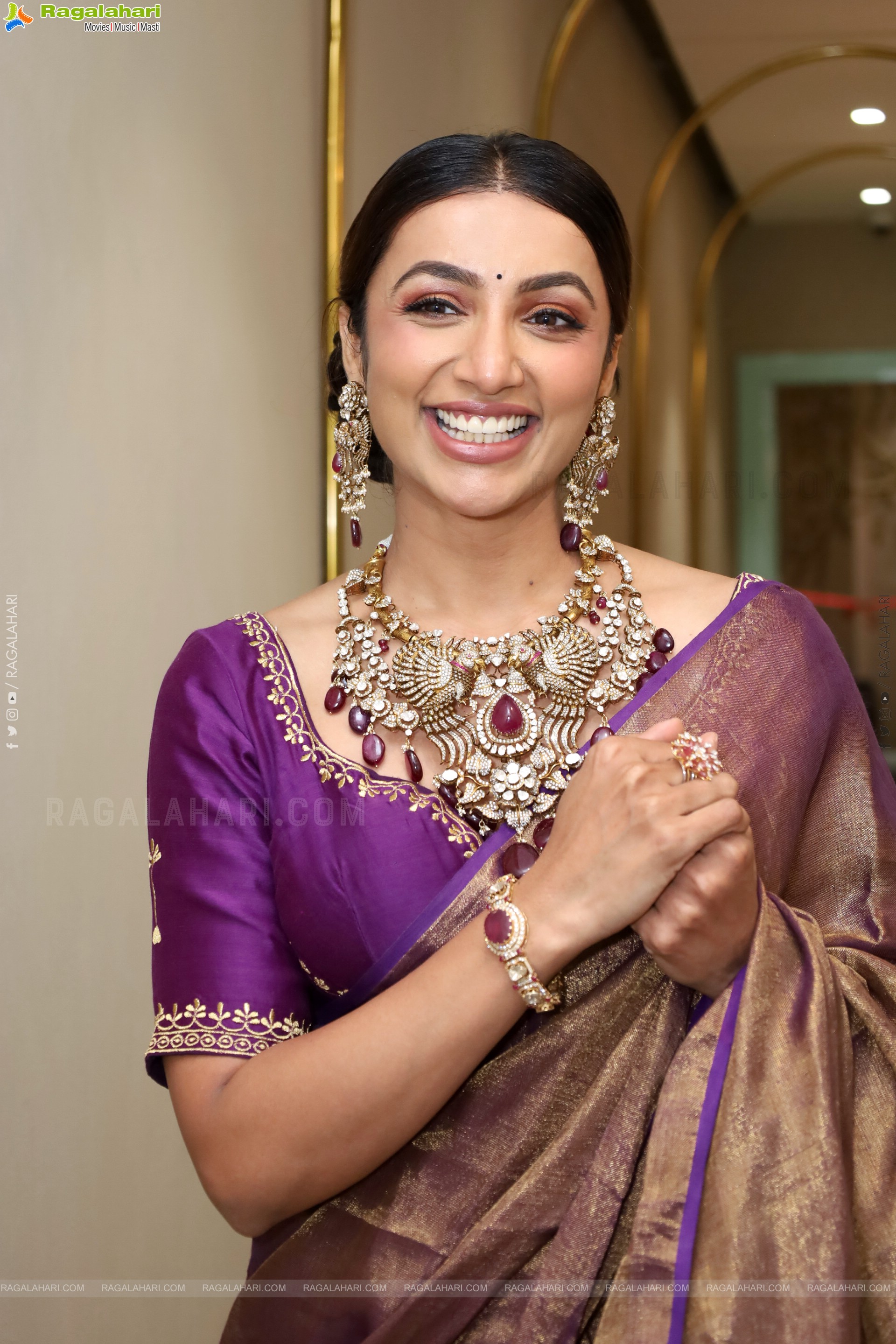 Tejaswi Madivada Poses with Traditional Jewellery, HD Gallery