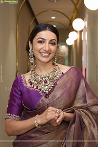 Tejaswi Madivada Poses with Traditional Jewellery