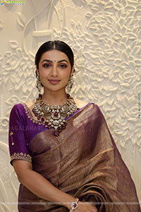 Tejaswi Madivada Poses with Traditional Jewellery