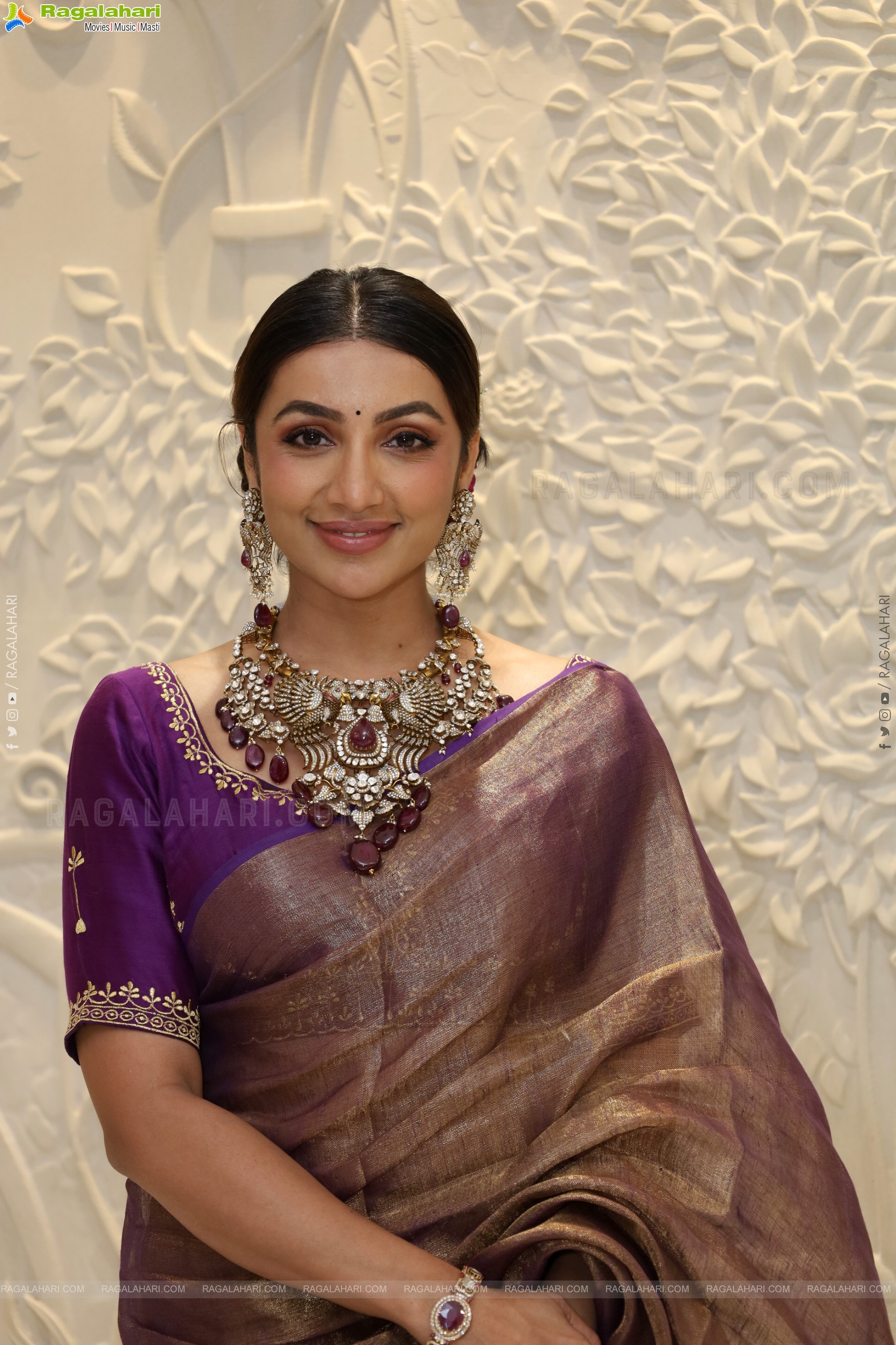 Tejaswi Madivada Poses with Traditional Jewellery, HD Gallery