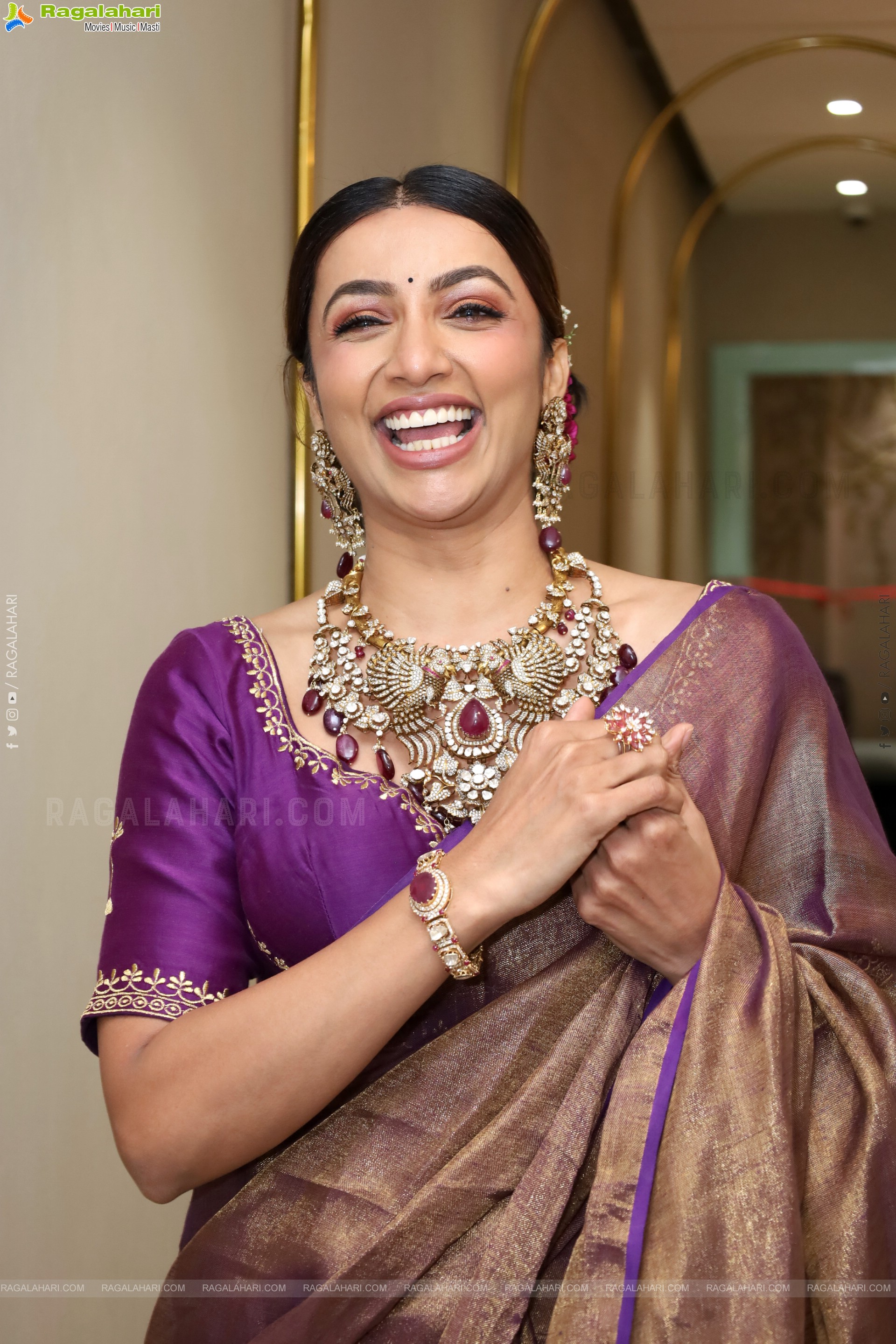 Tejaswi Madivada Poses with Traditional Jewellery, HD Gallery