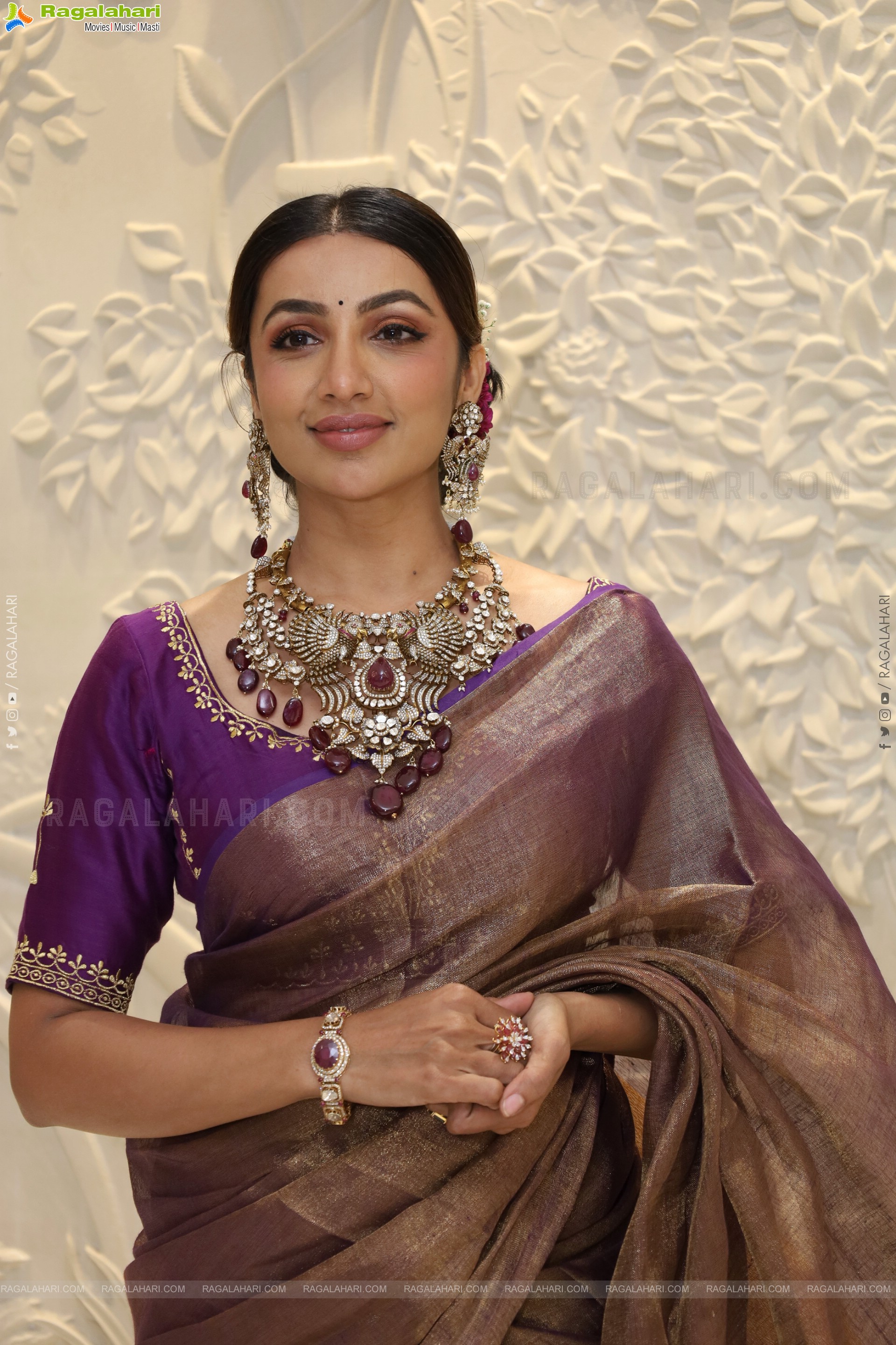 Tejaswi Madivada Poses with Traditional Jewellery, HD Gallery