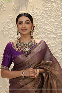 Tejaswi Madivada Poses with Traditional Jewellery