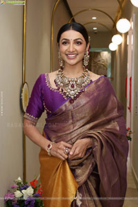 Tejaswi Madivada Poses with Traditional Jewellery