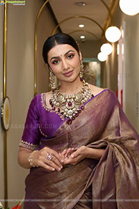 Tejaswi Madivada Poses with Traditional Jewellery