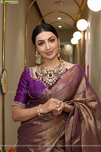 Tejaswi Madivada Poses with Traditional Jewellery