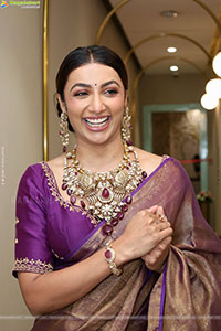 Tejaswi Madivada Poses with Traditional Jewellery