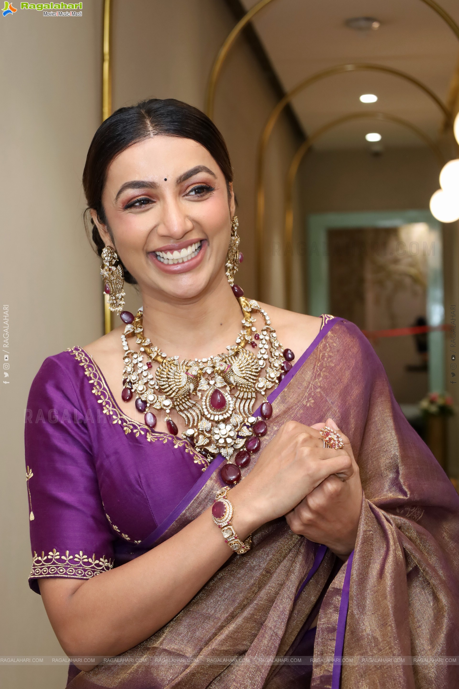 Tejaswi Madivada Poses with Traditional Jewellery, HD Gallery