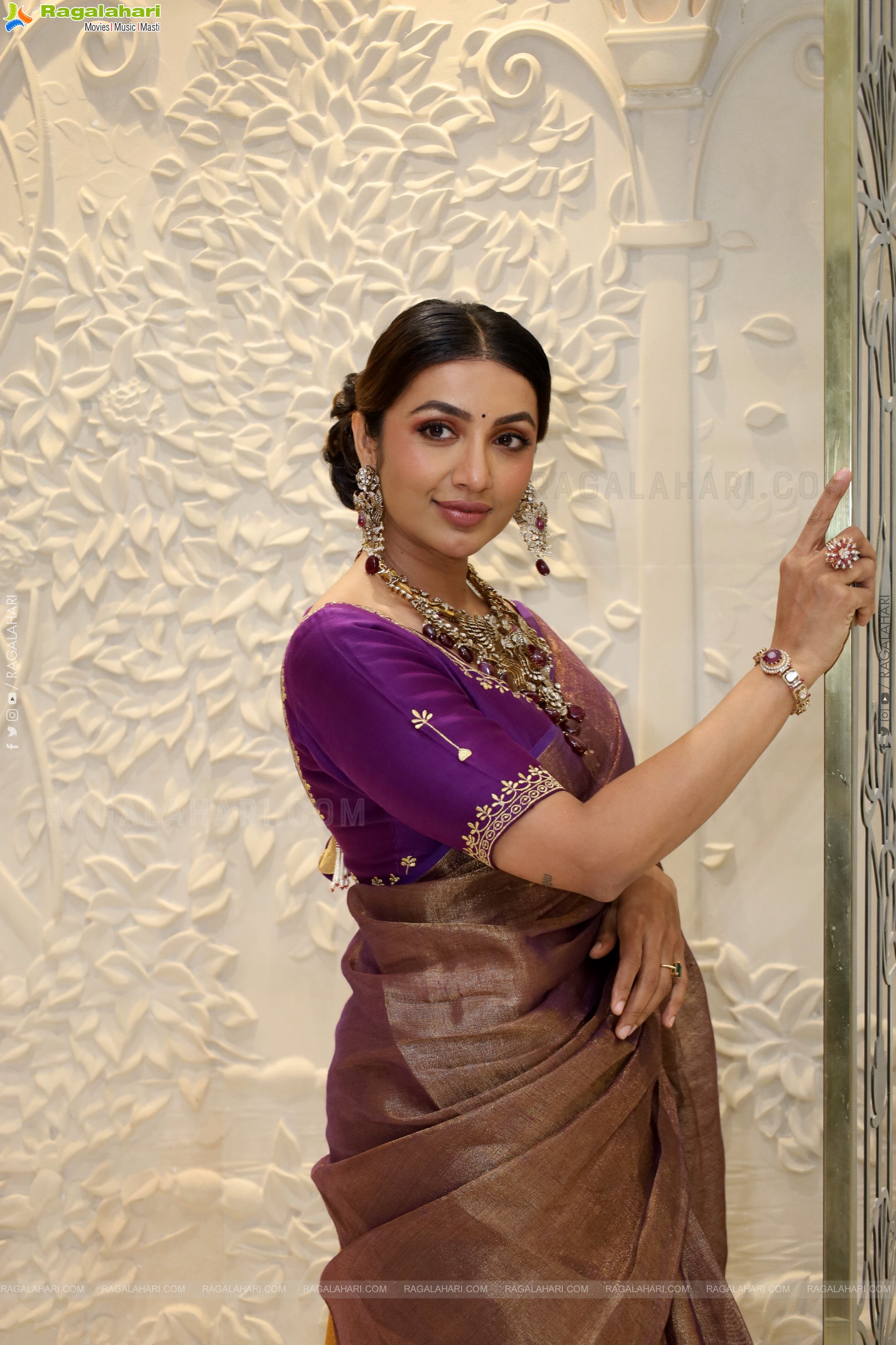 Tejaswi Madivada Poses with Traditional Jewellery, HD Gallery